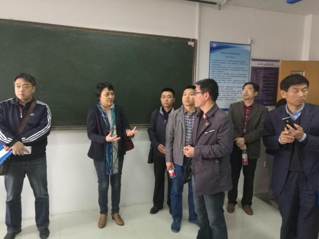 高校工委领导参观实验室 高校工委领导参观实验室